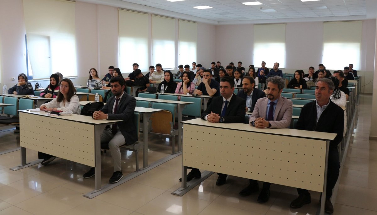 KAYMAKAM EREN ÖĞRENCİLERLE BULUŞTU; KAMU HİZMETİ VE KARİYER TECRÜBELERİNİ PAYLAŞTI