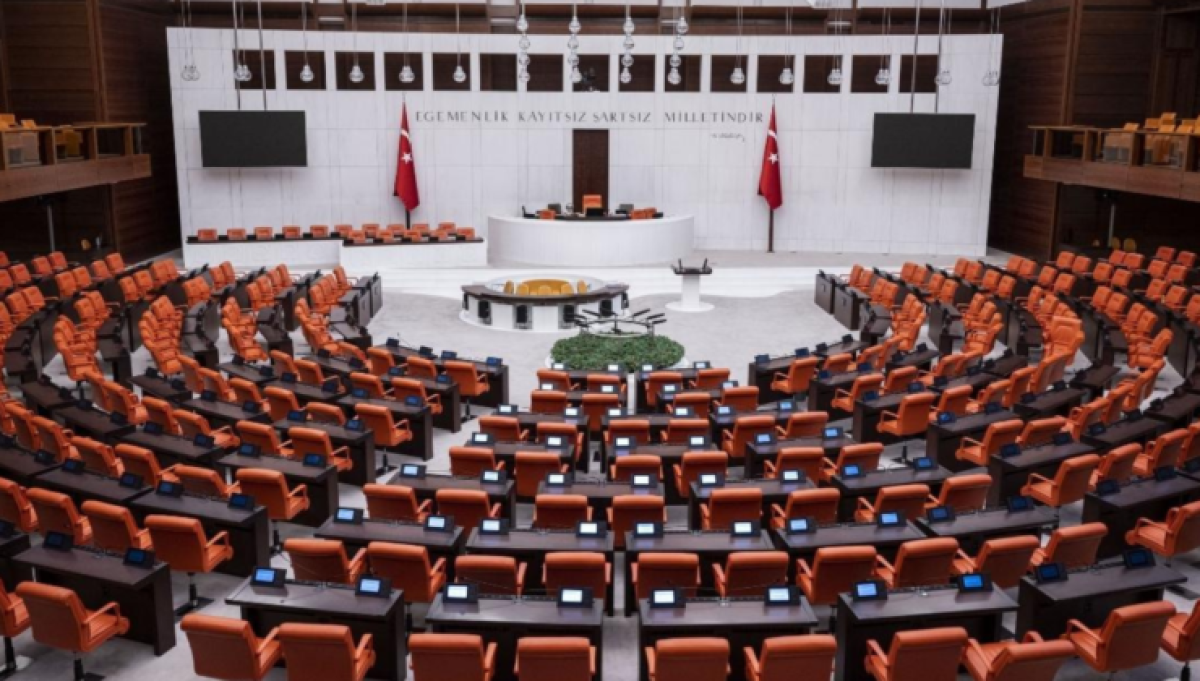 CHP LİDERİ ÖZGÜR ÖZEL VE İKİ MİLLETVEKİLİ HAKKINDA DOKUNULMAZLIK DOSYALARI MECLİS'TE