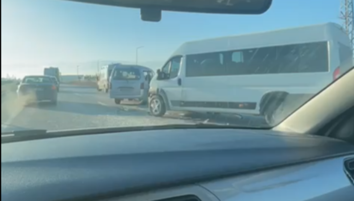 EREĞLİ’DE KAVŞAKTA KORKUTAN KAZA: 5 YARALI